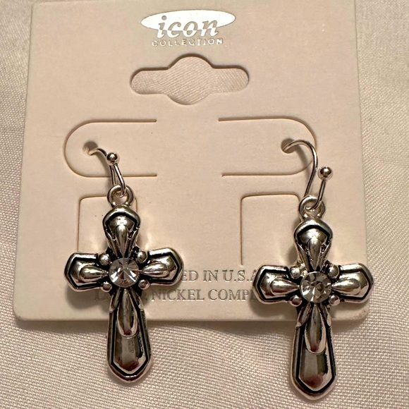 BRAND NEW Silver tone smaller cross earrings. - Picture 1 of 2